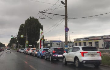 У расійскія рэгіёны вярнуліся вялізарныя чаргі за бензінам