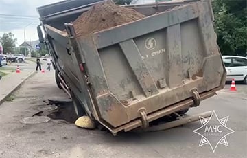 У Мінску грузавік пайшоў пад асфальт