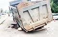 В Минске грузовик ушел под асфальт