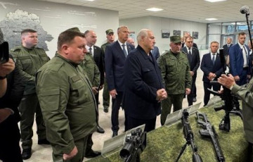 Лукашенко приехал на завод, работающий на российскую военную машину