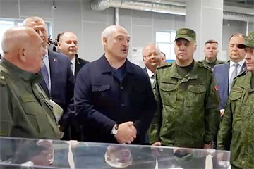 Лукашэнку падарылі аўтамат