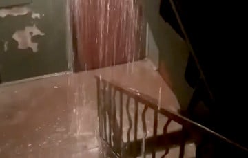 Видеофакт: водопады в подъезде в Новополоцке после дождя
