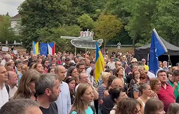 В Праге прошла антироссийская акция, где «выставили счет» Москве