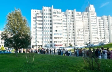 Возле посольства Италии в Минске выстроилась огромная очередь