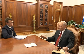 Путин опять не смог дать интервью без чтения текста с телесуфлера