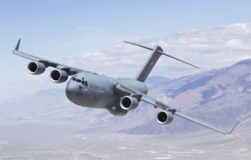 Загадочный военный самолет США прилетел в Москву
