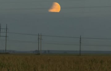 Белорусы выкладывают фото редкого затмения Луны в соцсетях