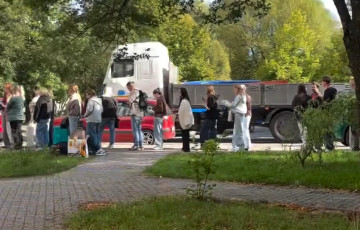 Студэнты выбудаваліся ў гіганцкую чаргу ў Мінску