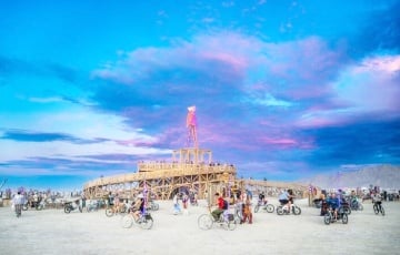 В США посреди пустыни на Burning Man белорусы установили дракар с драниками