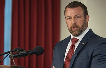 Самолет с министром внутренней безопасности США совершил экстренную посадку