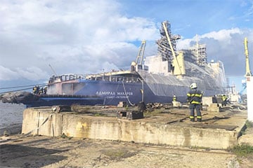 На Кронштадтском заводе вспыхнул российский ледокол «Адмирал Макаров»