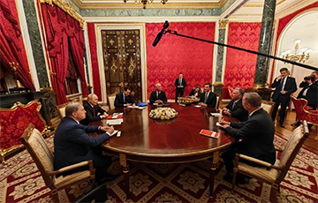 Уиткофф и Кушнер принесли на встречу с Путиным загадочную толстую черную папку