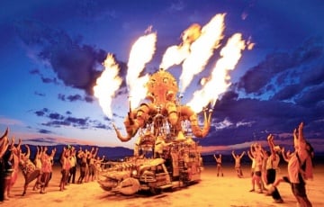 Беларусы на «Burning Man» у ЗША спяклі тры тысячы порцый дранікаў