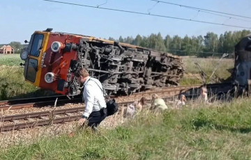 В Польше поезд с 120 пассажирами столкнулся с бетономешалкой и сошел с путей