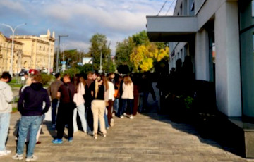 Минчане выстроились в большую очередь