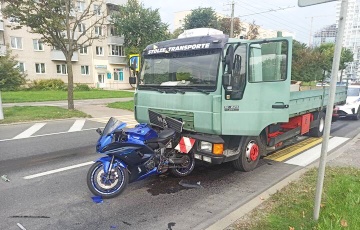 В Минске грузовик протаранил мотоцикл
