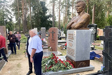 В Минске открыли памятник Александру Медведю