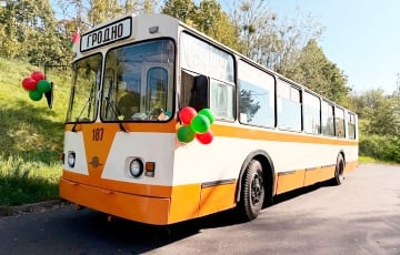 По Гродно начал ездить необычный ретроавтобус