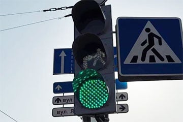 Россиянин: В Беларуси научился переходить дорогу на «зеленый»