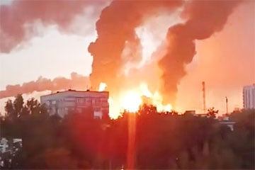 Расіяне здымаюць палаючыя аб’екты пасля масіраванай атакі беспілотнікаў на Маскву і вобласць