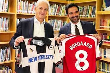 The Norwegian Prime Minister Gave The Mayor Of New York A T-shirt Autographed By An "Arsenal" Star