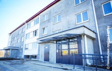 У далёкай вёсцы на Гомельшчыне будуюць шматкватэрныя дамы з ліфтамі
