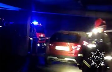 У Мінску на паркоўцы адразу згарэлі пяць аўтамабіляў