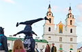 Цыркачы з Танзаніі ўладкавалі перформанс у цэнтры Мінска
