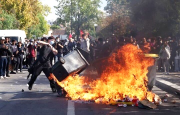 Протесты школьников во Франции: в Париже облили бензином директора школы