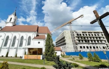 В центре Минска на месте католического кладбища строят Академию КГБ