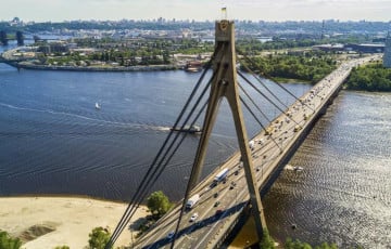 Россия снова ударила по Северному мосту в Киеве: над городом поднялся столб дыма