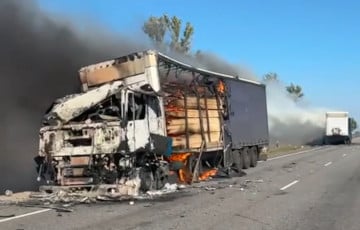 На стратэгічнай дарозе ў Крым палаюць расійскія грузавікі