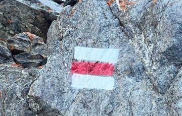 Альпініст з Кіргізстана паказаў нечаканае месца, дзе можна ўбачыць беларускі сцяг