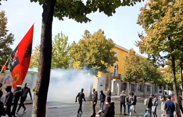Протесты в Албании переросли в столкновения с полицией