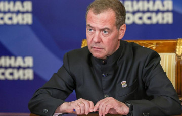 Мядзведзеў пра ўдары дронаў па рэгіёнах РФ: Жыццё цяпер не самае простае