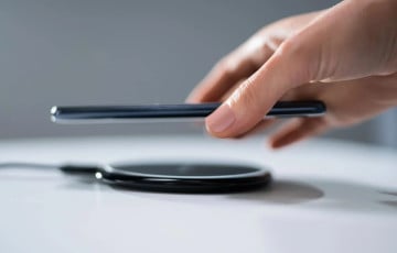 Названыя лепшыя недарагія Android-смартфоны з падтрымкай бесправадной зарадкі