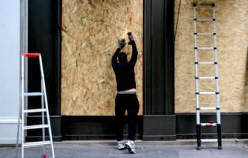Во Франции бутики класса «люкс» забили витрины досками