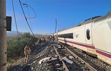 Two High-speed Trains Collided In Spain