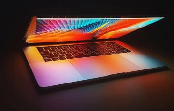 Apple прадставіла першы MacBook з цалкам сэнсарным экранам