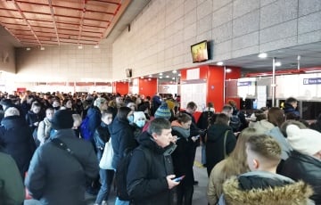 На минском вокзале выстраиваются огромные очереди