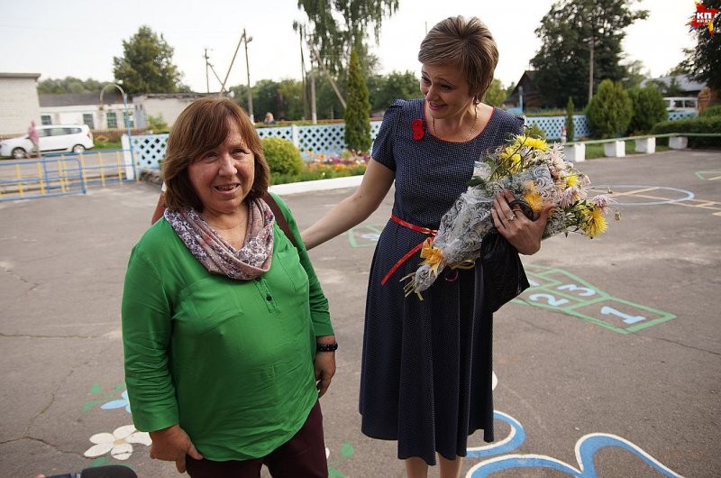 Бывшие одноклассники на школьном вечере встреч делились жизненными успехами и планами алексей гдз