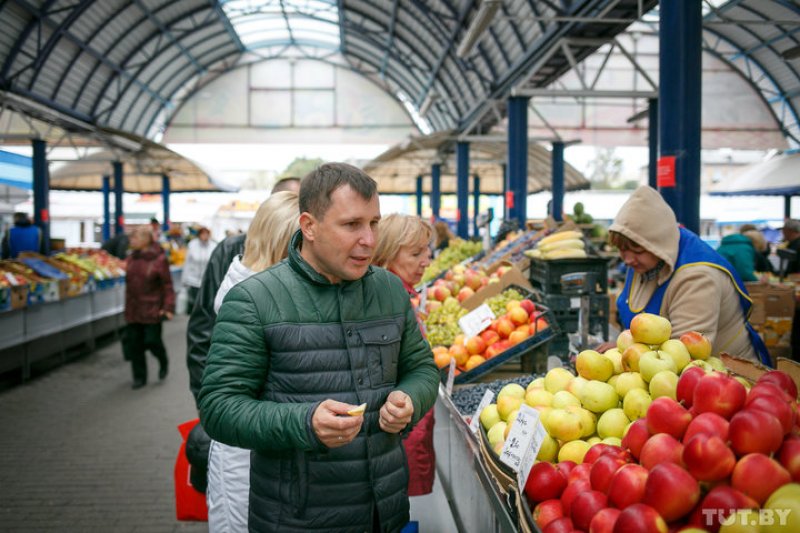 Продавец на рынке фото