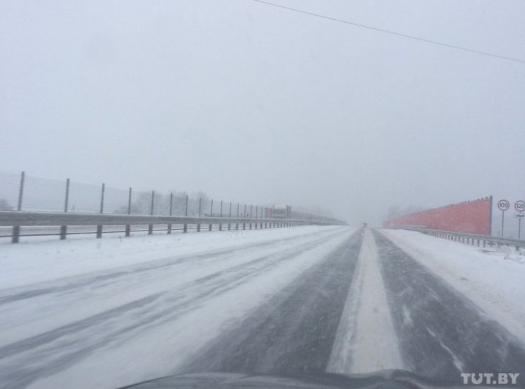 В Беларуси трассы замело снегом - авто вылетают в кювет - Новости ...