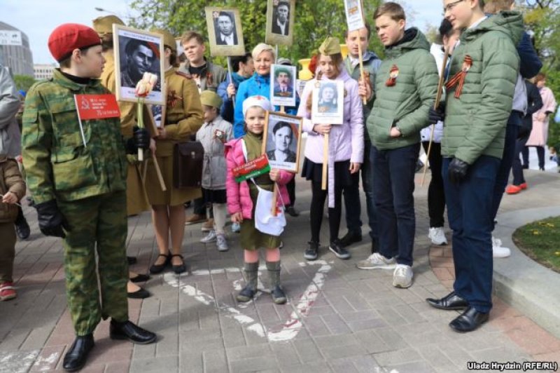 Рассмотрите фотографию по приведенному плану и фотографии напишите рассказ об акции бессмертный полк