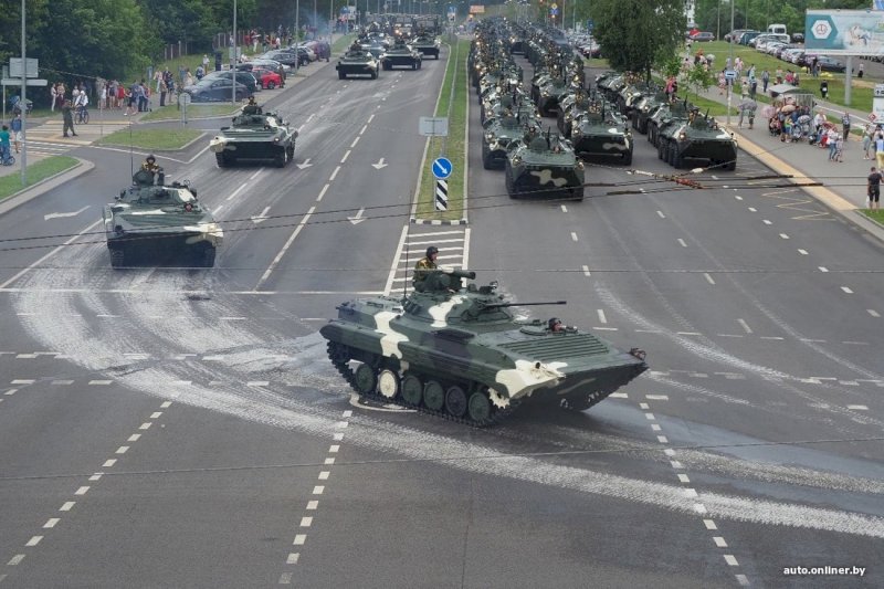 Техника минск. Военная техника Белоруссии парад. Минск военной техники. Минск танки. Дорога на параде.