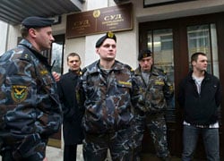 ОМОН не пускает в Центральный суд правозащитников и лидеров оппозиции