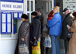 «The Wall Street Journal»: Белорусы стоят в очередях за валютой