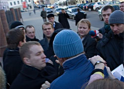 Милиция избила оппозиционеров, протестовавших против запрета на выезд из Беларуси (Обновлено, фото)