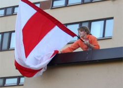 Ответ молодежи на репрессии: национальный флаг над Ленинским судом (Фото)