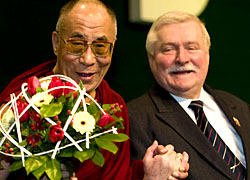 Lech Walesa hosts Dalai Lama and Belarusians (Photo)